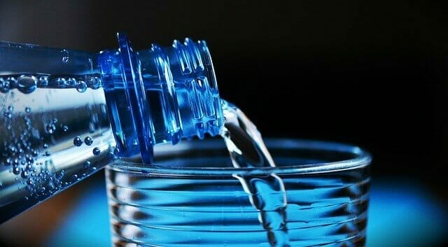  Νερό που χύνεται από ένα μπουκάλι σε ένα ποτήρι