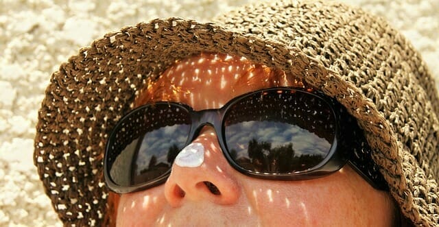  το πρόσωπο μιας γυναίκας με γυαλιά ηλίου και καπέλο
