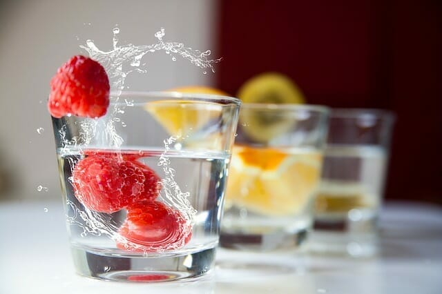  ποτήρια νερό και φρούτα