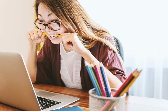  Μια αγχωμένη γυναίκα στο φορητό υπολογιστή