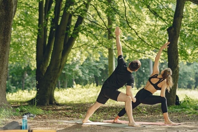  ζευγάρι εκτελεί ασκήσεις stretching στην ύπαιθρο