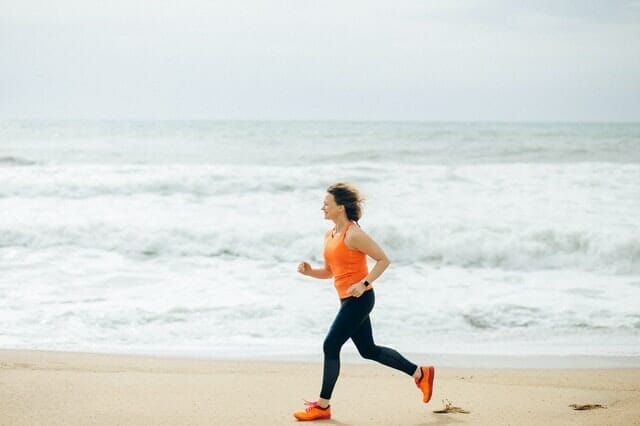  γυναίκα τρέχει στην παραλία