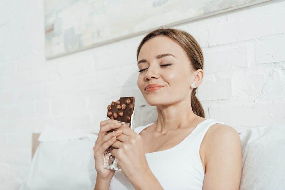  μια γυναίκα απολαμβάνει σοκολάτα