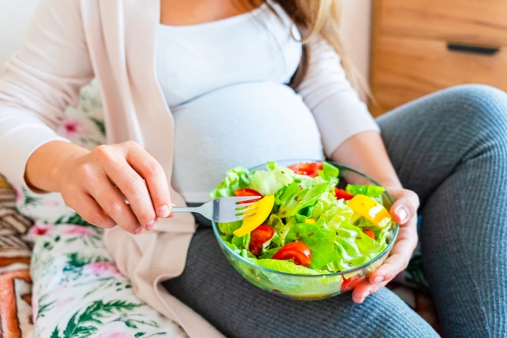  Η έγκυος γυναίκα τρώει σαλάτα